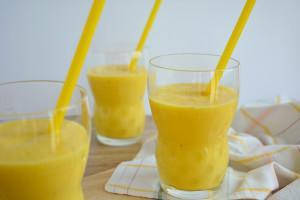 smoothie z mango bananem i pomarańczą