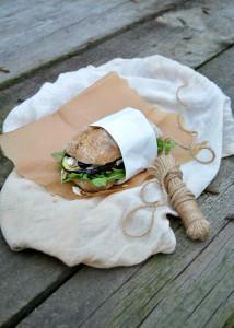 kanapka z grillowanym bakłażanem, kozim serem i rukolą