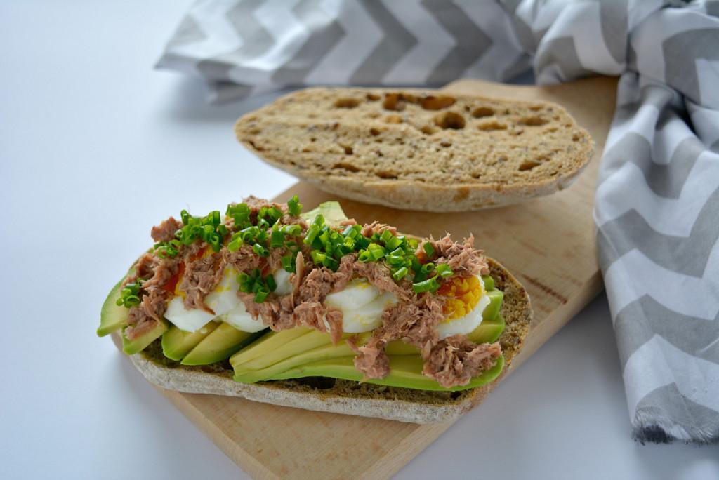 kanapka z awokado, jajkiem i tuńczykiem