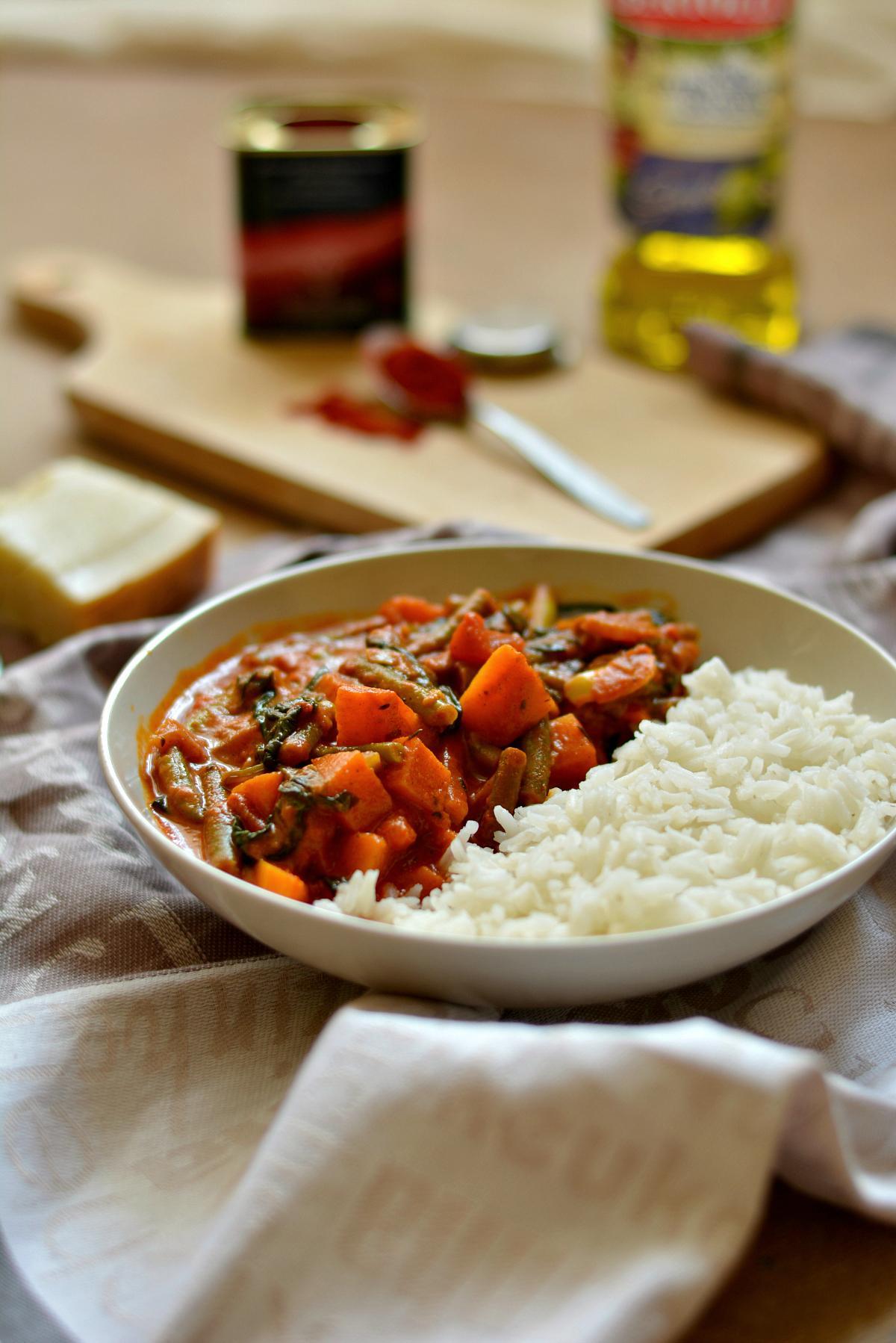 curry z batatami szpinakiem i zieloną fasolką