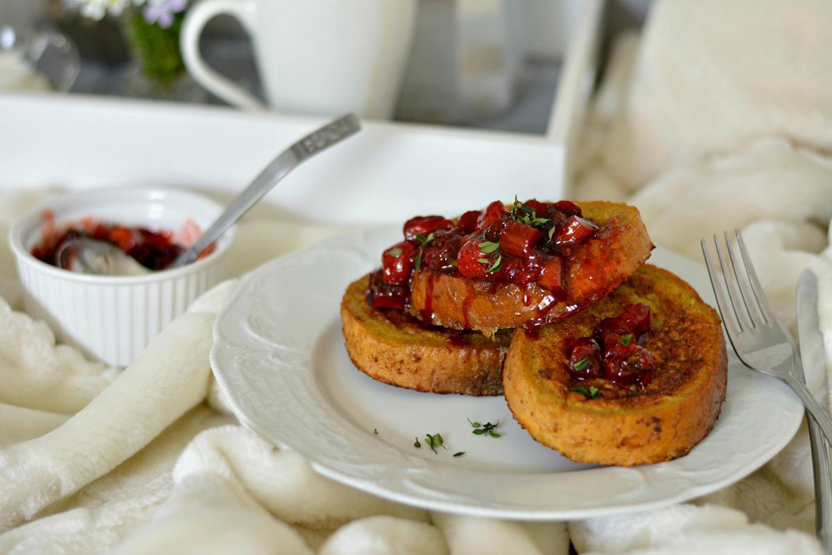 tosty-francuskie-z-karmelizowanym-rabarbarem-i-truskawkami-MLT 4