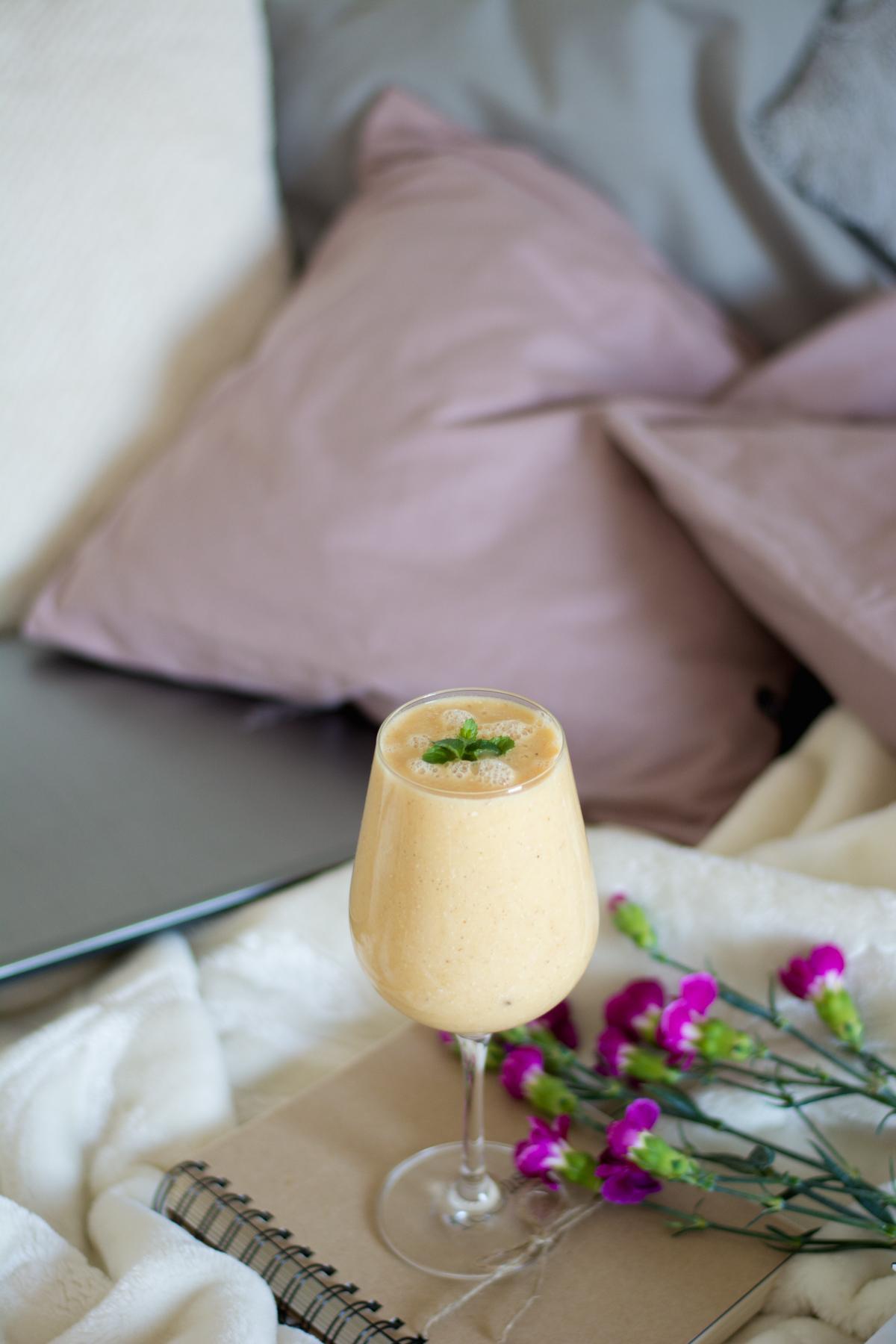 smoothie z ananasem, mango i bananem